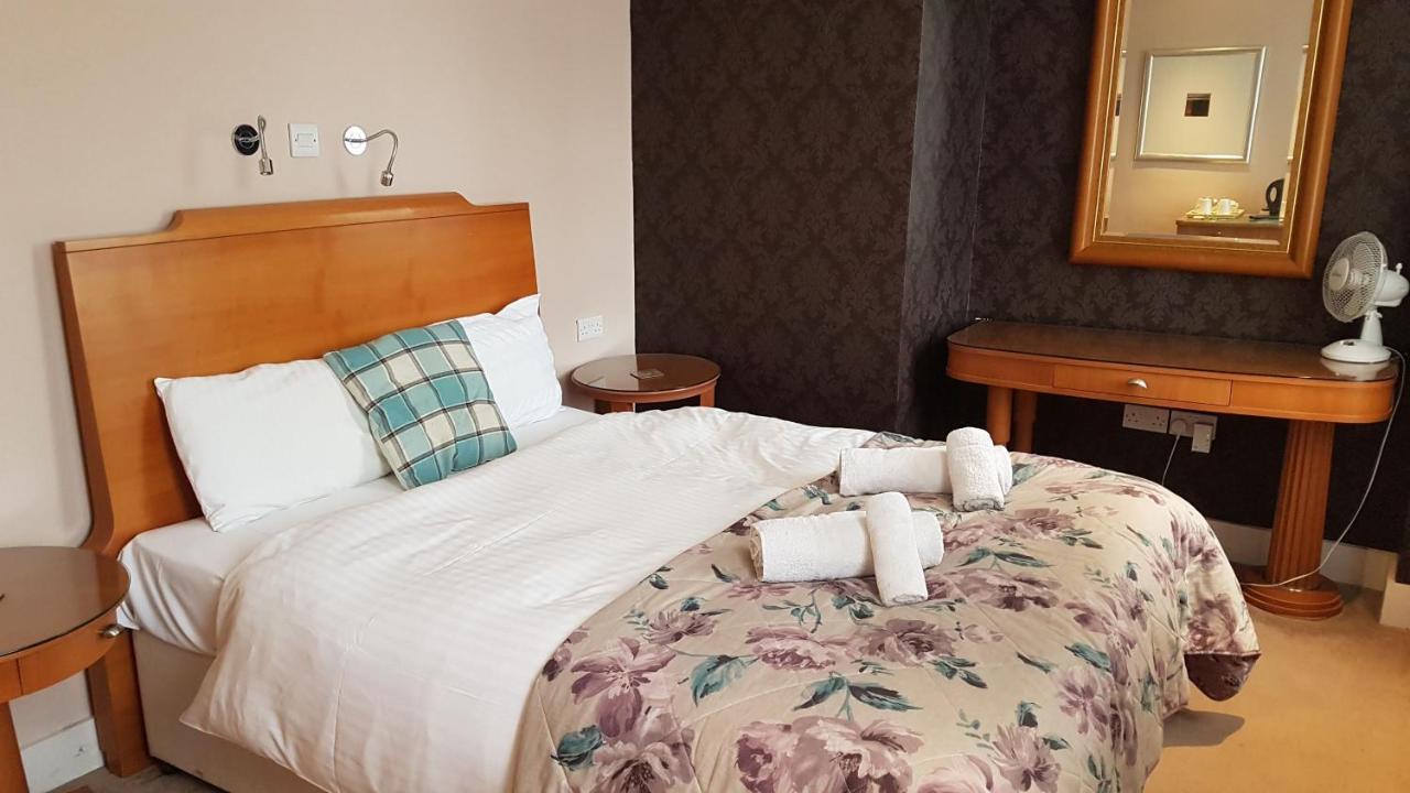The Antelope At Upavon Hotell Exteriör bild
