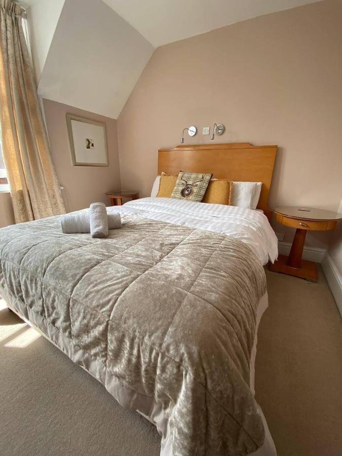 The Antelope At Upavon Hotell Exteriör bild