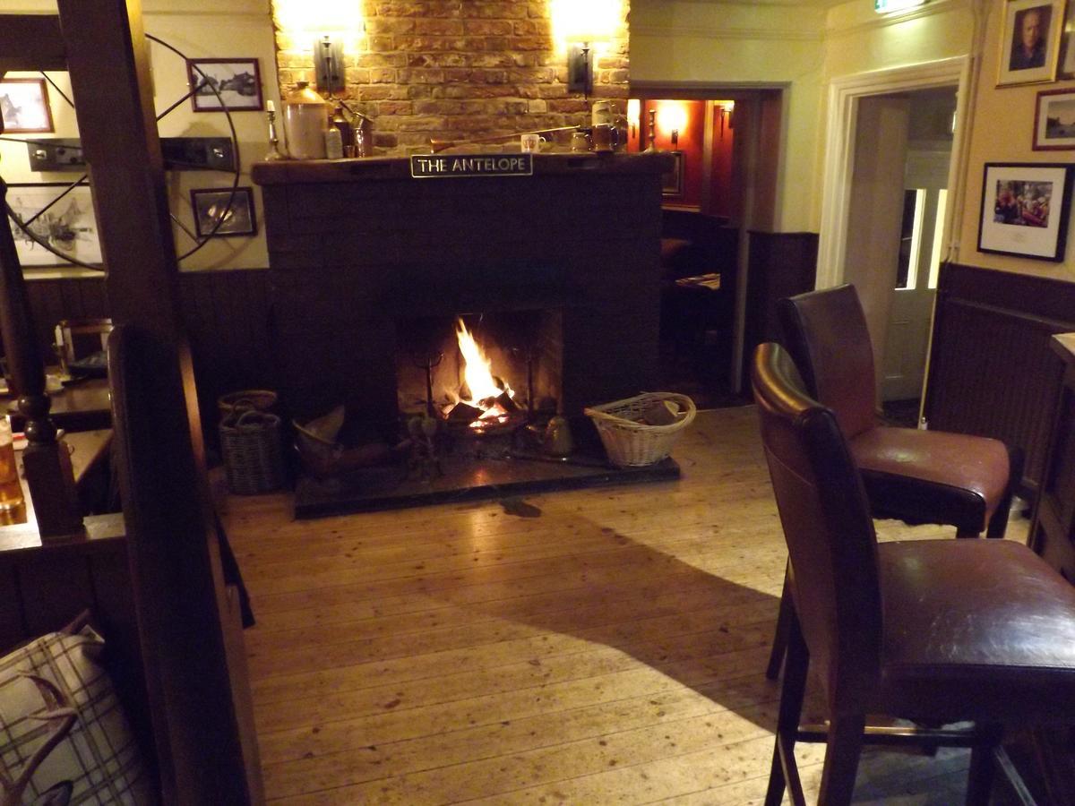 The Antelope At Upavon Hotell Exteriör bild